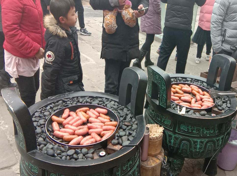 漢伯尅(ke)石(shi)鍋烤(kao)腸(chang)貴陽廟(miao)會(hui)倍(bei)受歡迎